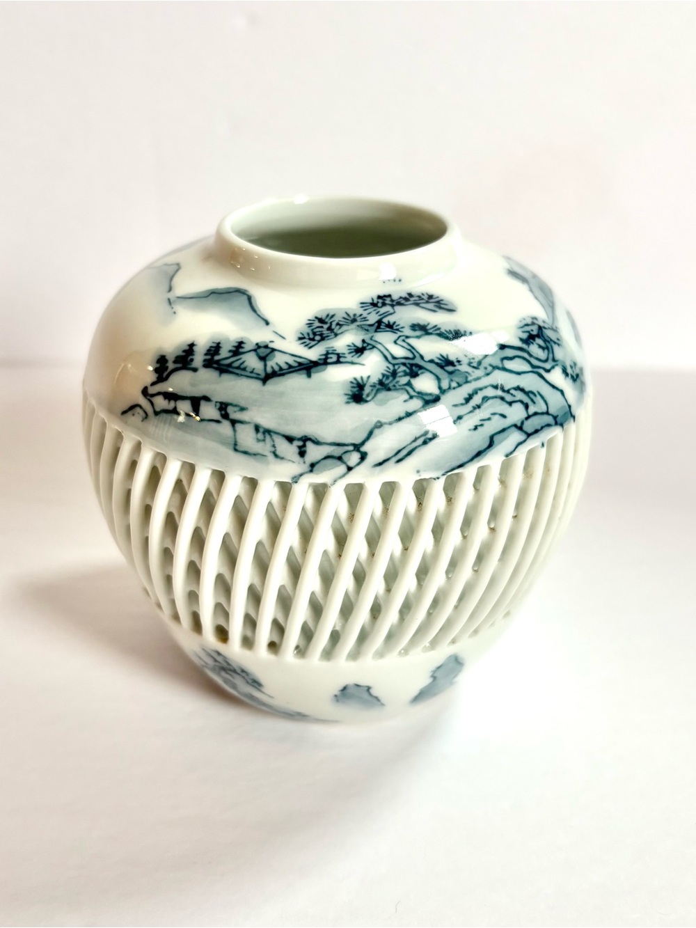 Antique Hand painted Imari Japan Porcelain Blue & White Lattice Decorative Vase